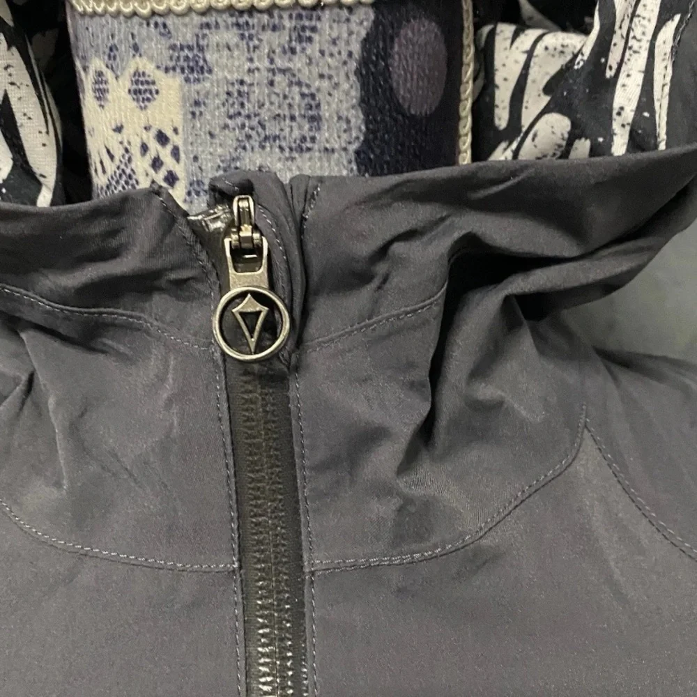 Ivivva Lululemon Radiantly Rain Jacket Girls 8 Gray Lined Logo Waterproof Hooded